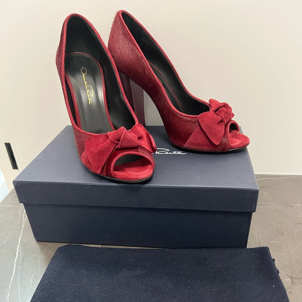 Oscar de la Renta Red Suede Pumps, Size 37.5